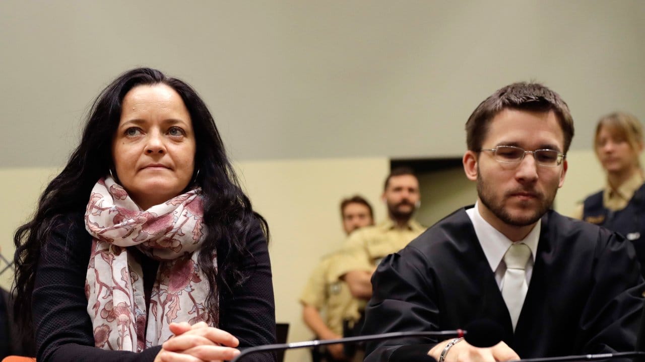Die Angeklagte Beate Zschäpe sitzt neben ihrem Anwalt Mathias Grasel im Gericht.