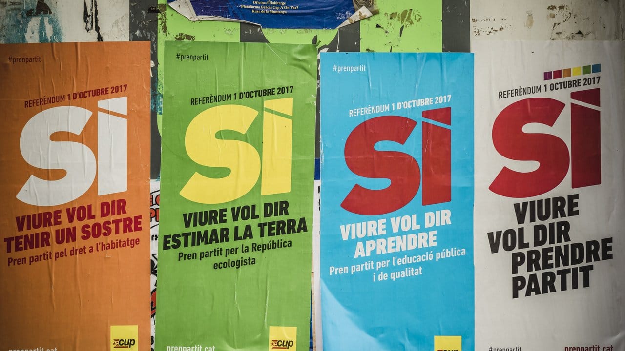 Plakate der linken CUP-Partei Kataloniens werben für eine Zustimmung zum Unabhängigkeitsreferendum.