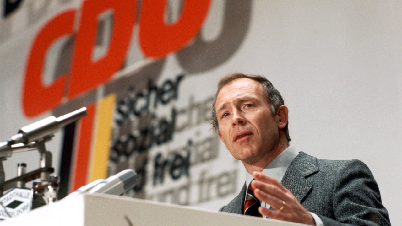 Als neugewählter CDU-Generalsekretär am Rednerpult während des Bundesparteitages der CDU 1977 in Düsseldorf: Heiner Geißler.