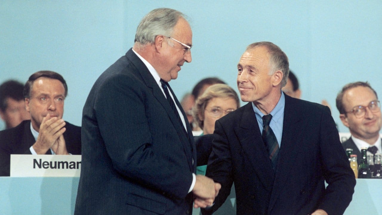 Geißler gratuliert 1989 auf dem Bundesparteitag der CDU in Bremen Bundeskanzler Helmut Kohl nach dessen Rede.