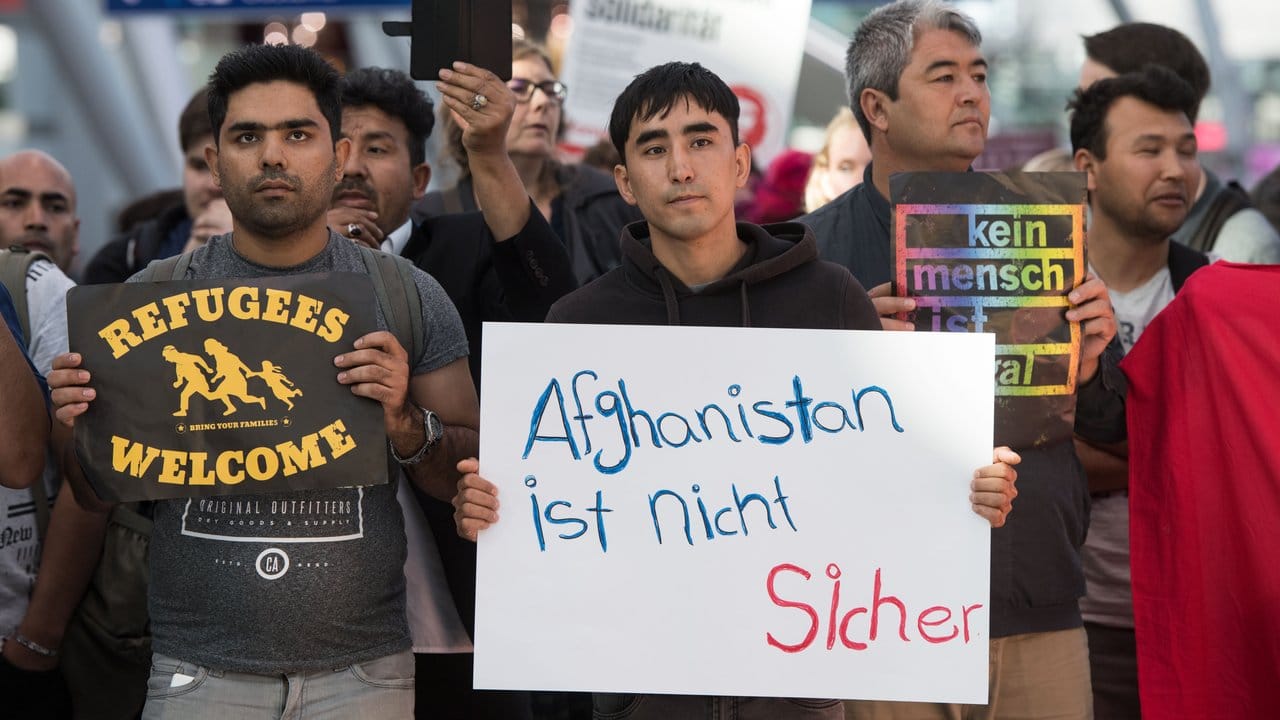 Teilnehmer einer Protestaktion des Bündnisses "Nedaje Afghan - Afghanischer Aufschrei" demonstrieren am Flughafen in Düsseldorf gegen die Sammelabschiebung von mindestens zwölf Menschen.