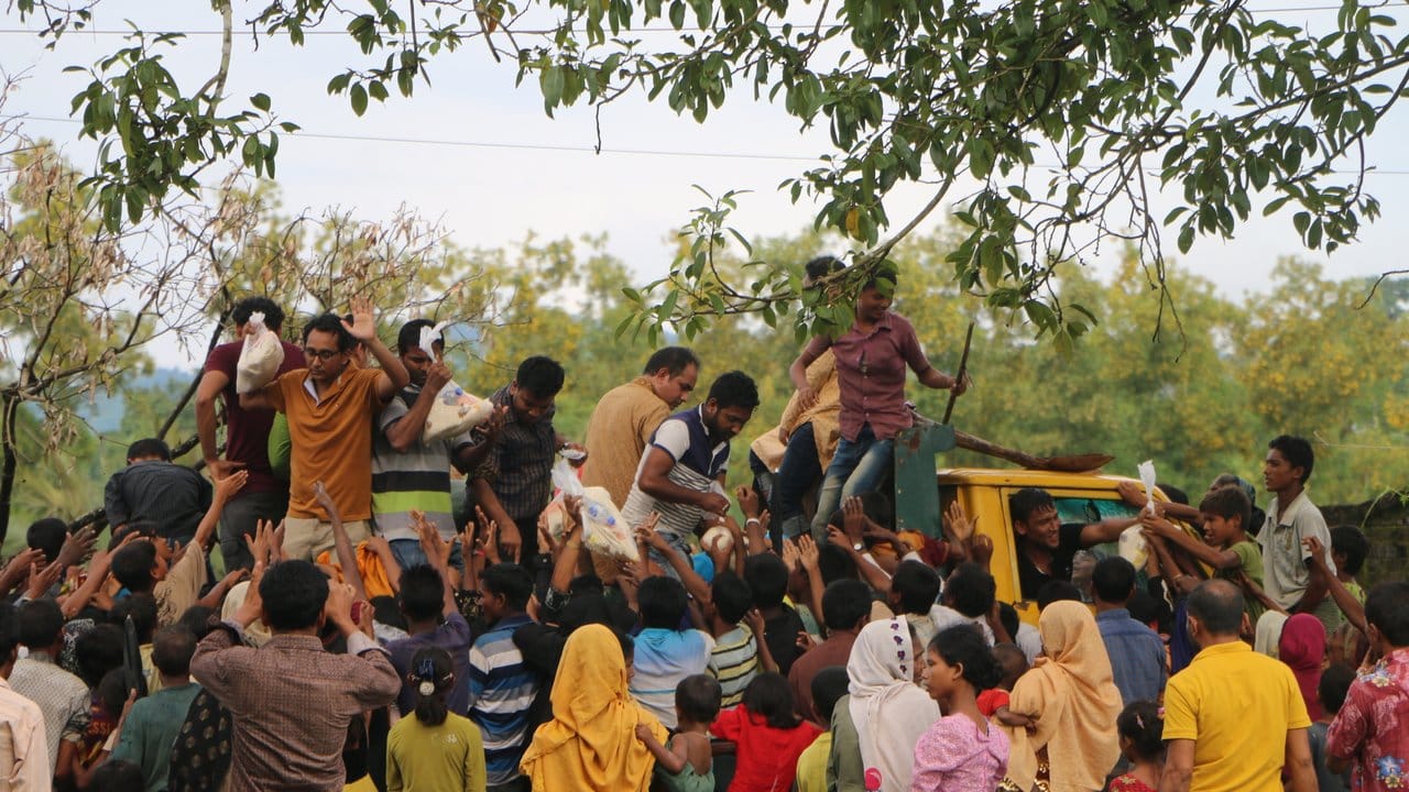 Rohingya-Flüchtlinge umringen einen Lastwagen mit Hilfsgütern.