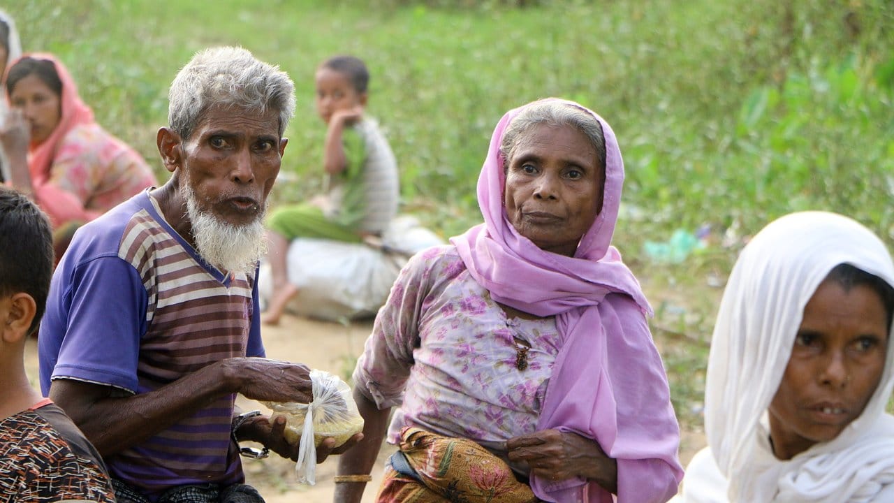 Etwa 300 000 Rohingya sind nach neuesten Schätzungen aus Myanmar ins bitterarme Nachbarland Bangladesch geflohen.