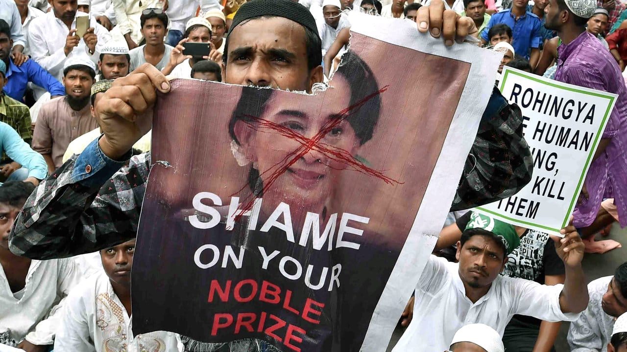 Muslimische Demonstranten protestieren in Kolkata gegen Aung San Suu Kyi und gegen die Gewalt gegenüber den Rohingyas in Myanmar.