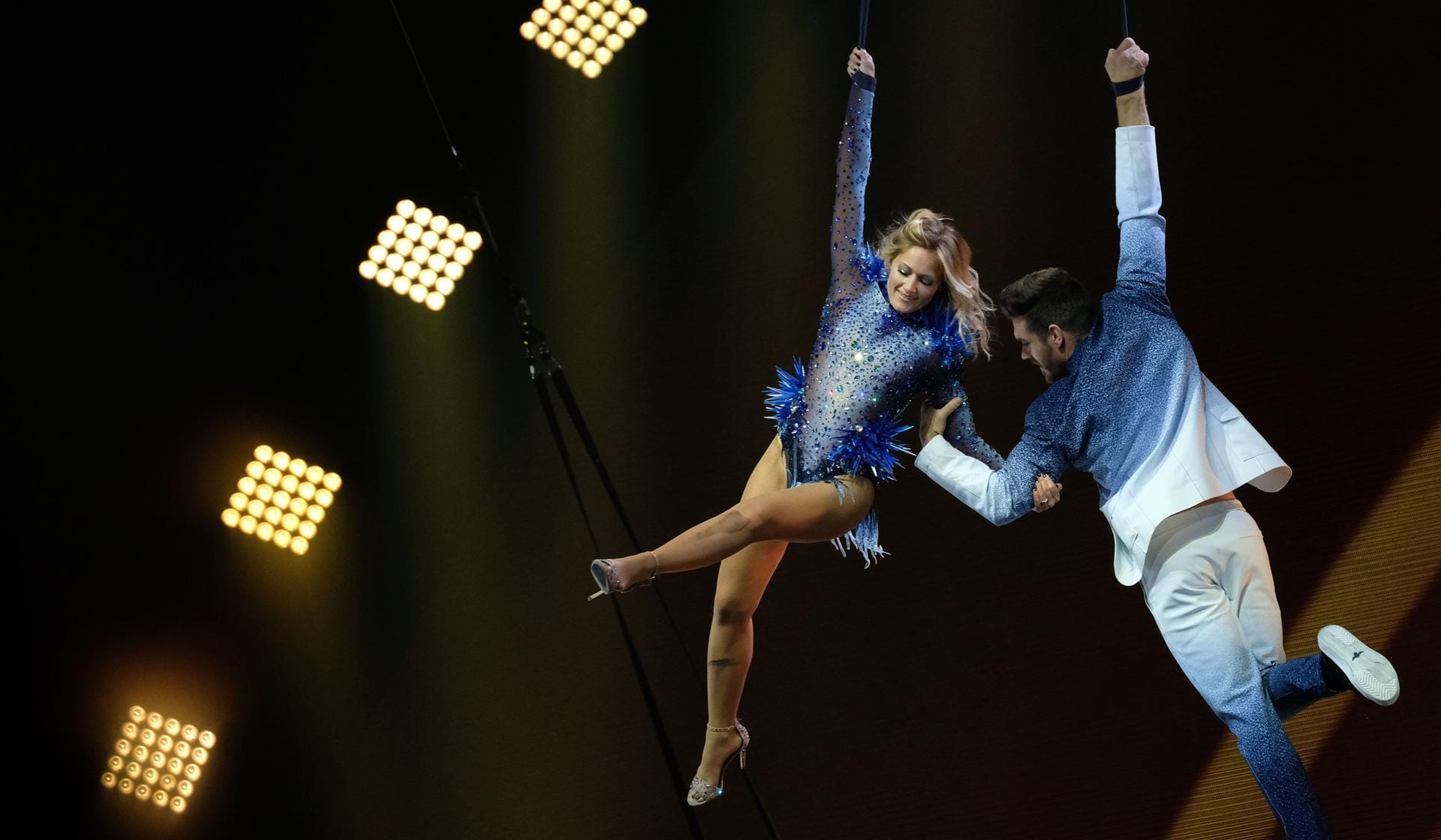 Mit den Artisten des Cirque du Soleil schwebt die Fischer hoch über den Köpfen der Konzertbesucher.