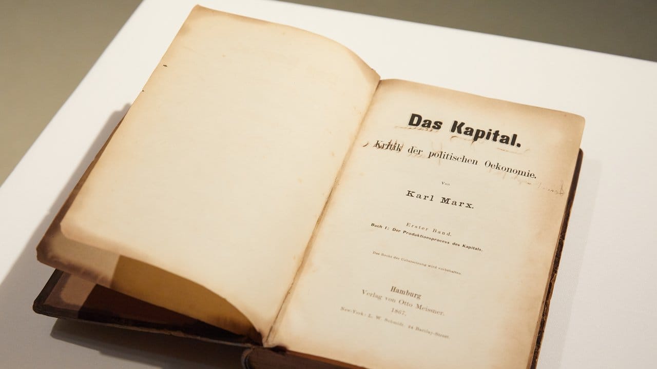 Eine originale Erstausgabe von "Das Kapital" von Karl Marx.