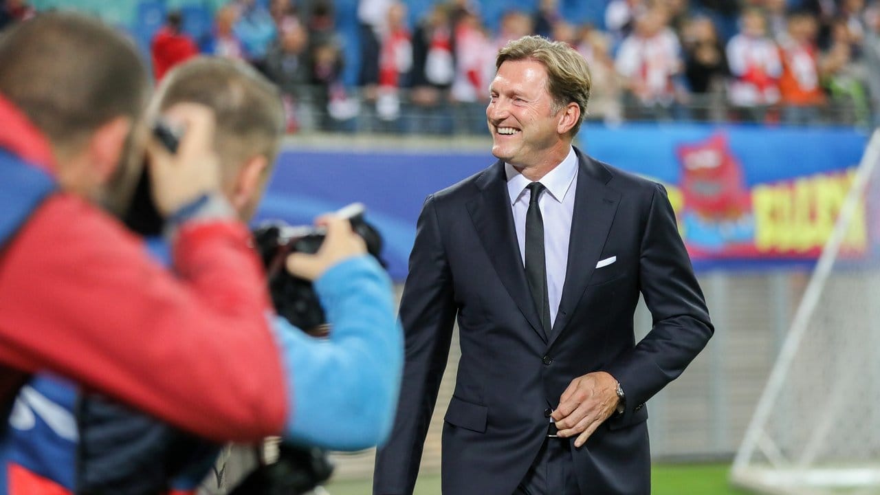 Leipzigs Coach Ralph Hasenhüttl hat sich für den ersten Auftritt in der Champions League in Schale geworfen.