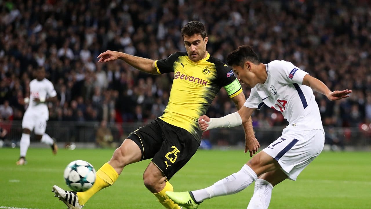 Der frühere Bundesligaprofi Heung-Min Son (r) traf zum 1:0 für Tottenham.