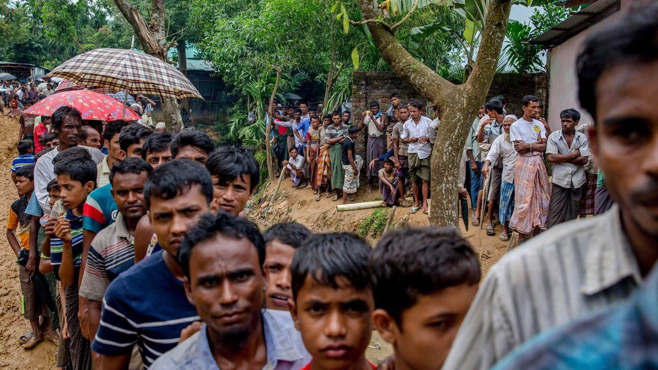 Flüchtlingslager in Bangladesch: Die Zahl der aus Myanmar nach Bangladesch geflüchteten Rohingya ist nach UN-Angaben auf etwa 370 000 gestiegen. Flüchtlingslager in Bangladesch: Die Zahl der aus Myanmar nach Bangladesch geflüchteten Rohingya ist nach UN-Angaben auf etwa 370 000 gestiegen.