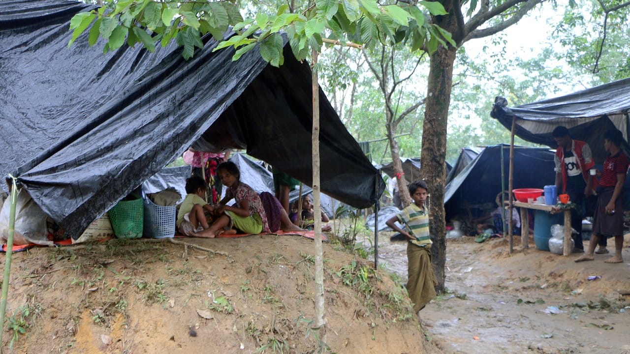 Diese Zelte in Kutupalong im Bezirk Cox's Bazar (Bangladesch) wurden von Rohingya-Flüchtlingen als provisorische Unterkunft errichtet. Diese Zelte in Kutupalong im Bezirk Cox's Bazar (Bangladesch) wurden von Rohingya-Flüchtlingen als provisorische Unterkunft errichtet.