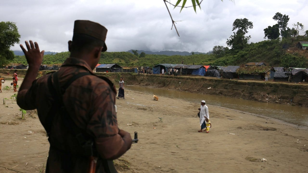 Grenzsoldat in einem Flüchtlingslager für Rohingyas an der Grenze zwischen Bangladesch und Myanmar. Grenzsoldat in einem Flüchtlingslager für Rohingyas an der Grenze zwischen Bangladesch und Myanmar.
