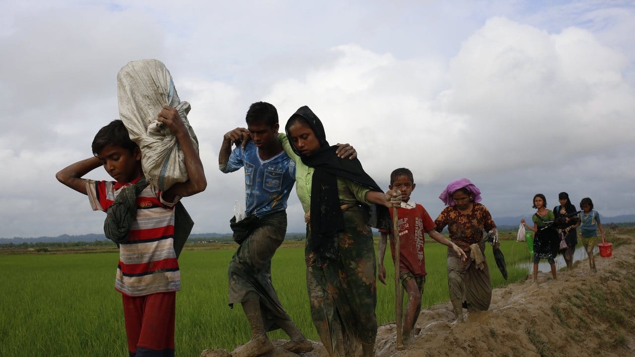 Endlich in Sicherheit: Rohingya-Flüchtlinge haben die Grenze zwischen Bangladesh und Myanmar überquert. Endlich in Sicherheit: Rohingya-Flüchtlinge haben die Grenze zwischen Bangladesh und Myanmar überquert.