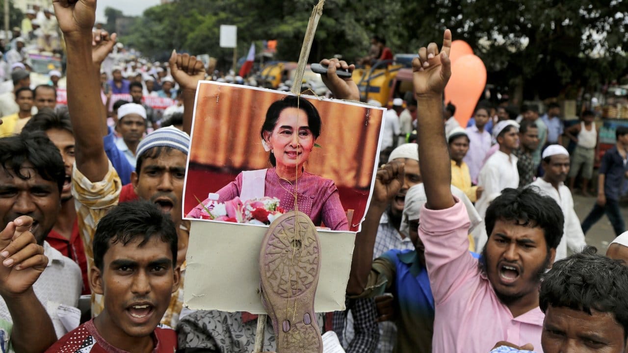 Indische Muslime protestieren in Kalkutta gegen die Unterdrückung der Rohingyas in Myanmar - und gegen Friedensnobelpreisträgerin Aung San Suu Kyi. Indische Muslime protestieren in Kalkutta gegen die Unterdrückung der Rohingyas in Myanmar - und gegen Friedensnobelpreisträgerin Aung San Suu Kyi.