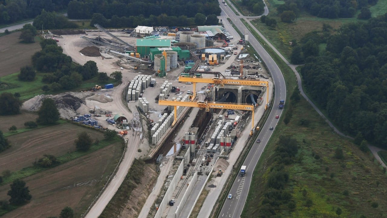 Die wichtige Nord-Süd-Trasse der Bahn ist seit über einem Monat gesperrt. Die wichtige Nord-Süd-Trasse der Bahn ist seit über einem Monat gesperrt.