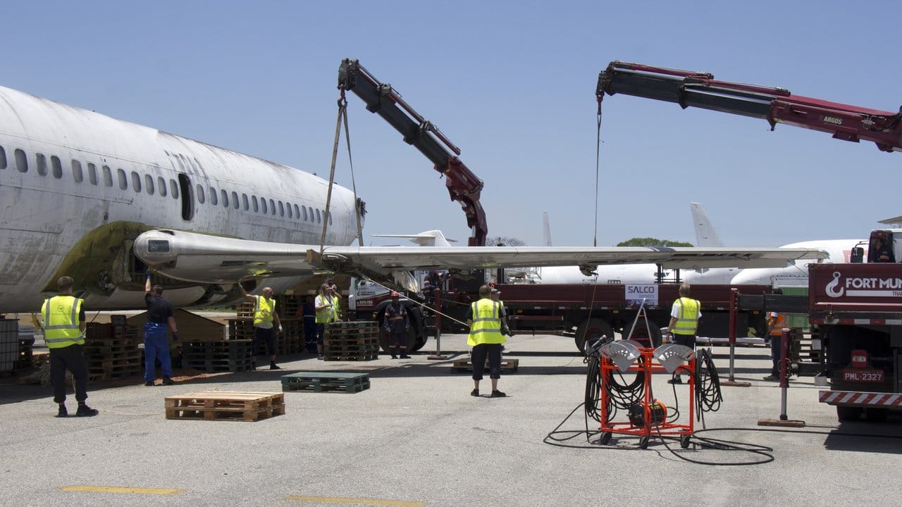 Der linke Flügel der vor 40 Jahren von Terroristen entführten früheren Lufthansa-Maschine "Landshut" wird auf dem Flughafen in Fortaleza abgenommen.