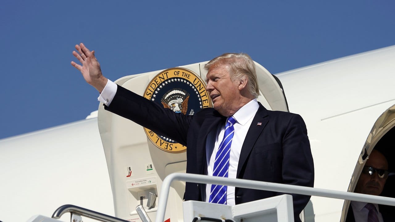 Der US-Präsident Donald Trump besucht die Krisenregion Florida.