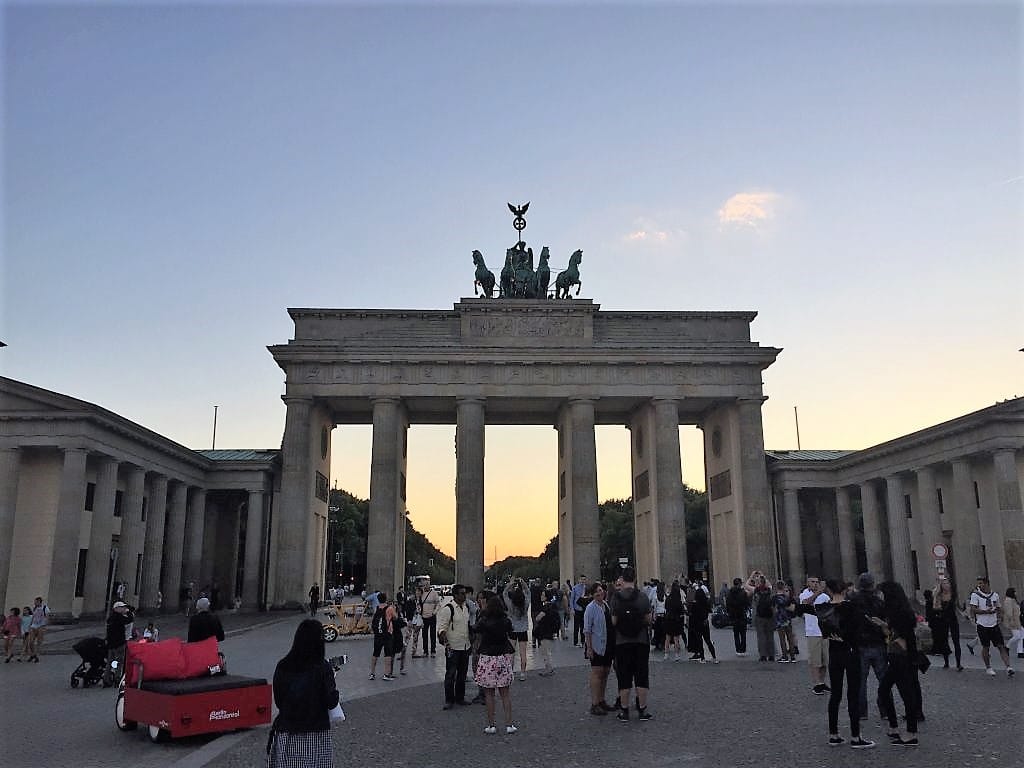 Das Brandenburger Tor in Berlin ist 26 Meter hoch und eines der bekanntesten Wahrzeichen Deutschlands.