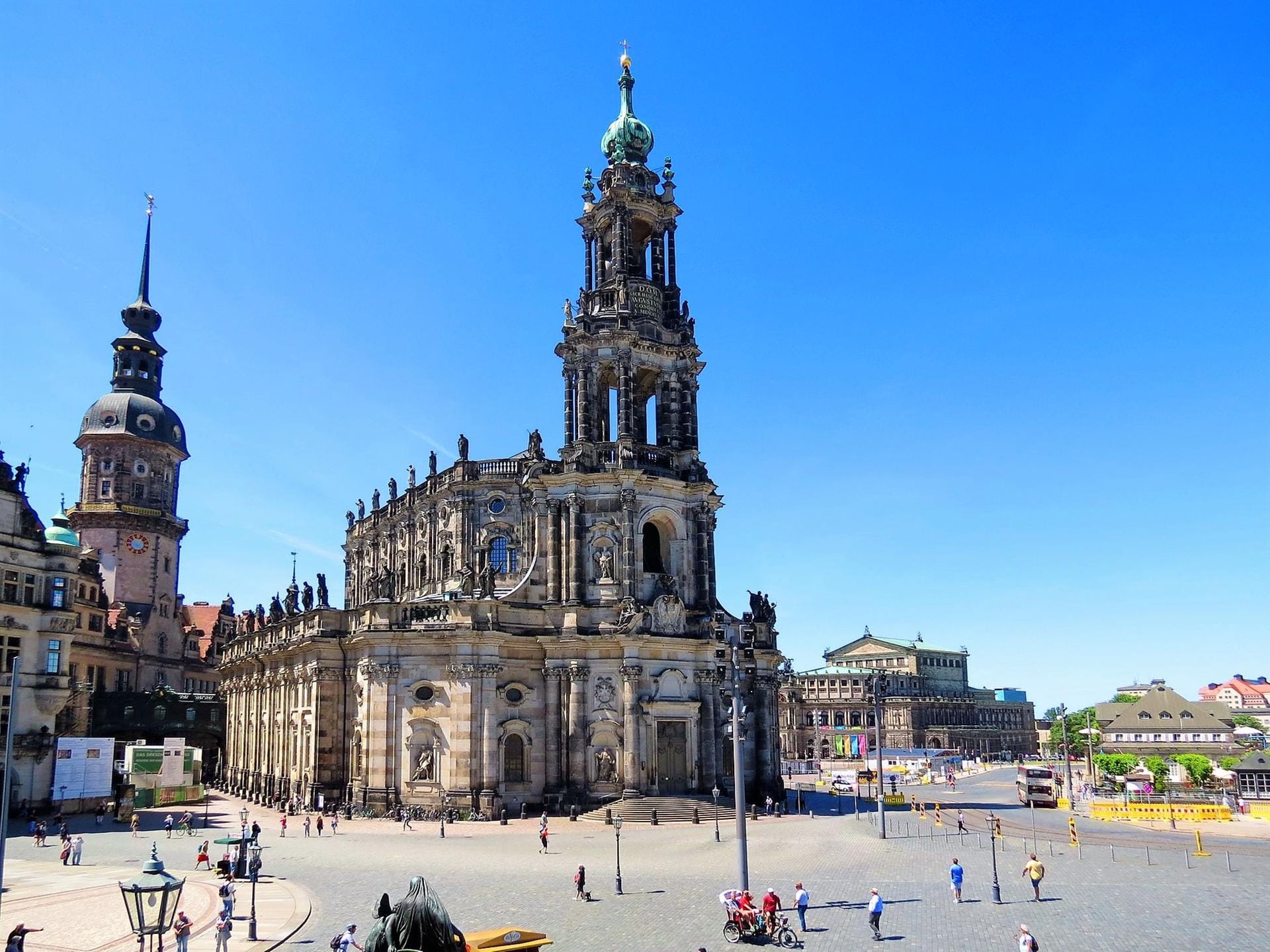 Die Hofkirche und die dahinterliegende Semperoper sind beliebte Touristenziele in der Elbestadt Dresden.