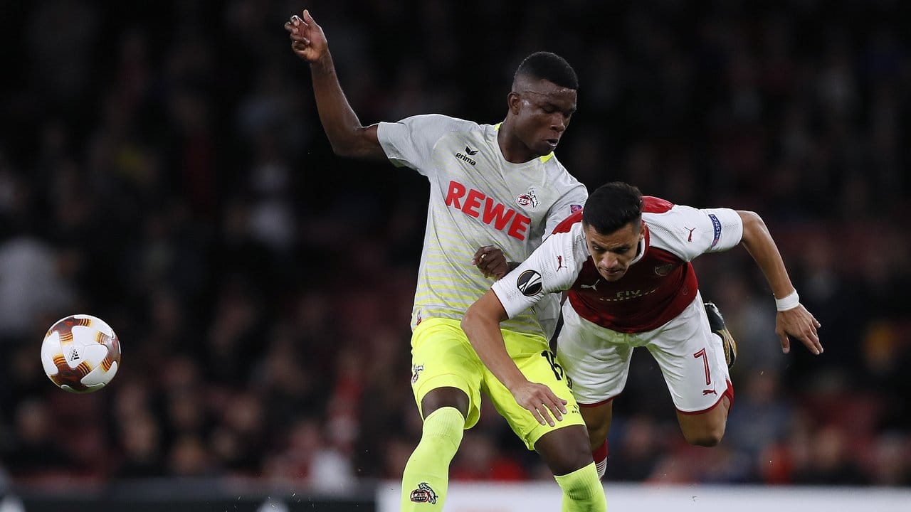 Arsenals Alexis Sanchez (r) und der Kölner Torschütze Jhon Cordoba beim Zweikampf. Arsenals Alexis Sanchez (r) und der Kölner Torschütze Jhon Cordoba beim Zweikampf.