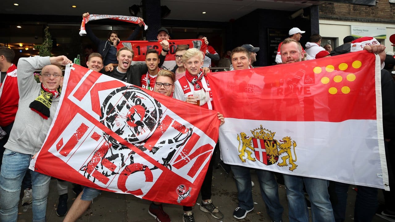 Zahlreiche Fans ohne Karten haben den 1. Zahlreiche Fans ohne Karten haben den 1.