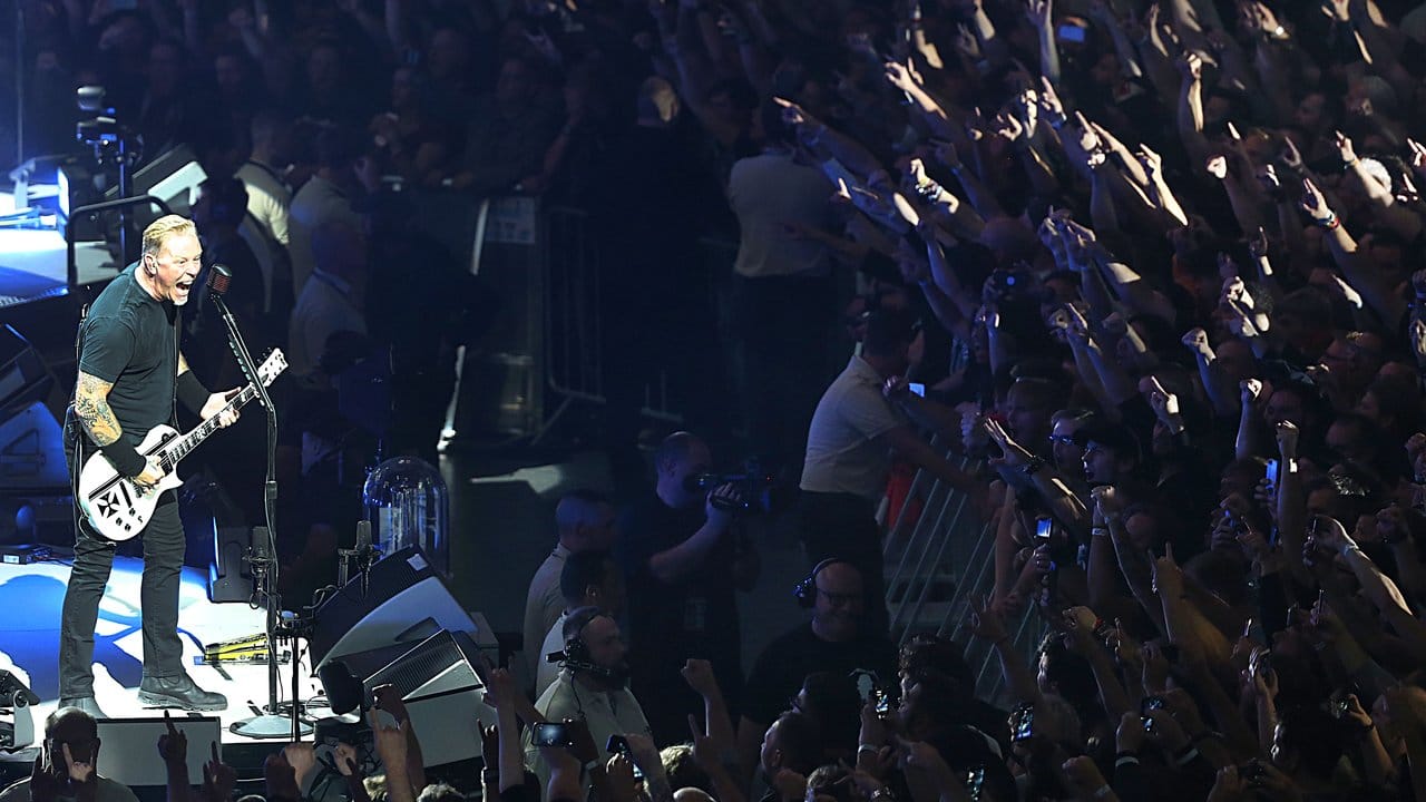 James Hetfield reißt 18 500 Fans mit. James Hetfield reißt 18 500 Fans mit.