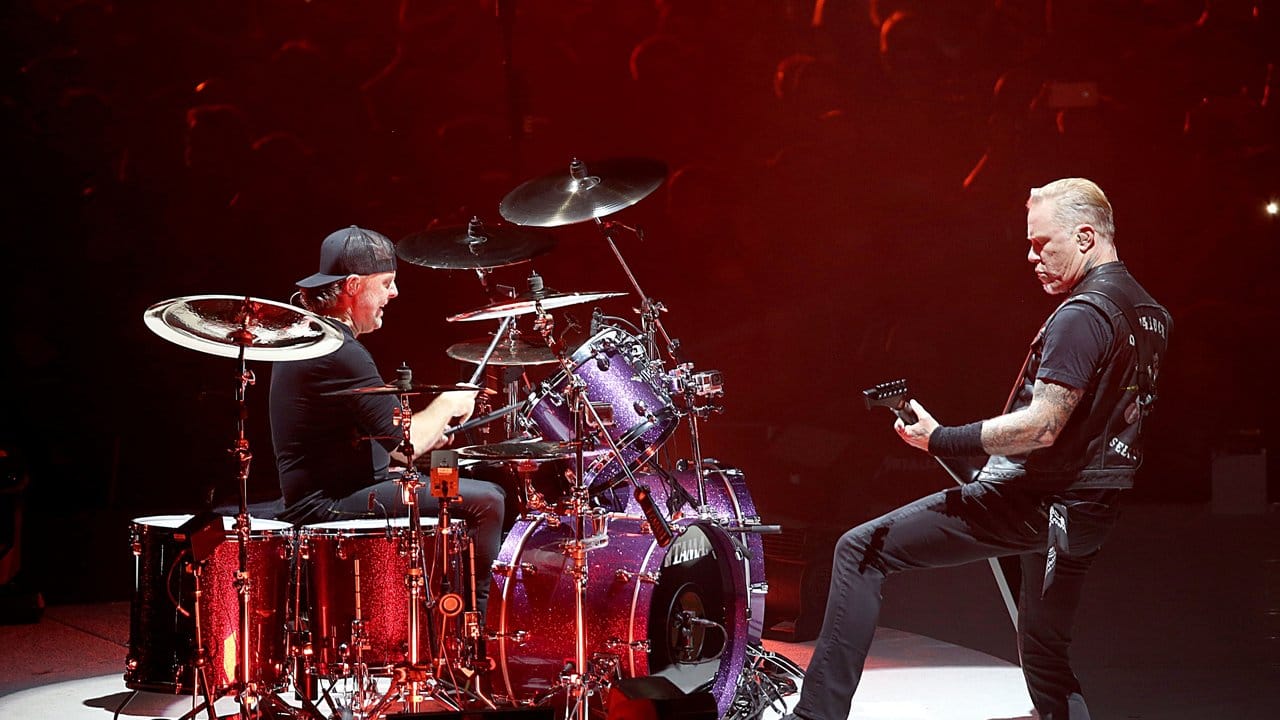 Ritter Lars Ulrich haut auf die Drums und James Hetfield auf die Saiten. Ritter Lars Ulrich haut auf die Drums und James Hetfield auf die Saiten.