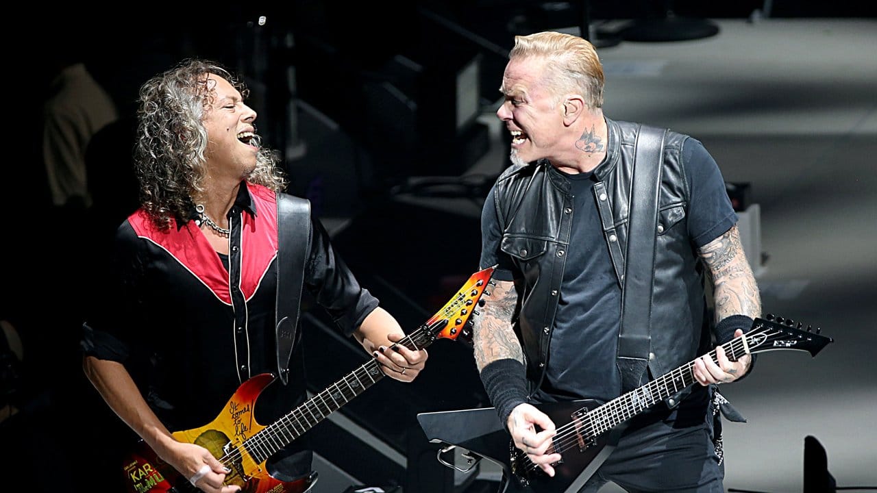 Kirk Hammett (l) und James Hetfield pushen sich gegenseitig. Kirk Hammett (l) und James Hetfield pushen sich gegenseitig.