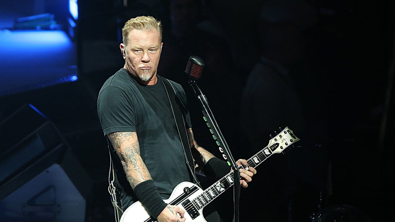 Leicht versunken und hoch konzentriert: James Hetfield. Leicht versunken und hoch konzentriert: James Hetfield.