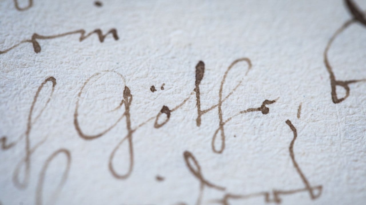Eine alte Gerichtsakte in der Bibliothek des Freien Hochstifts im Frankfurter Goethehaus weist auf einen Prozess von Friedrich Georg Göthe (Großvater von Johann Wolfgang Goethe) hin. Eine alte Gerichtsakte in der Bibliothek des Freien Hochstifts im Frankfurter Goethehaus weist auf einen Prozess von Friedrich Georg Göthe (Großvater von Johann Wolfgang Goethe) hin.