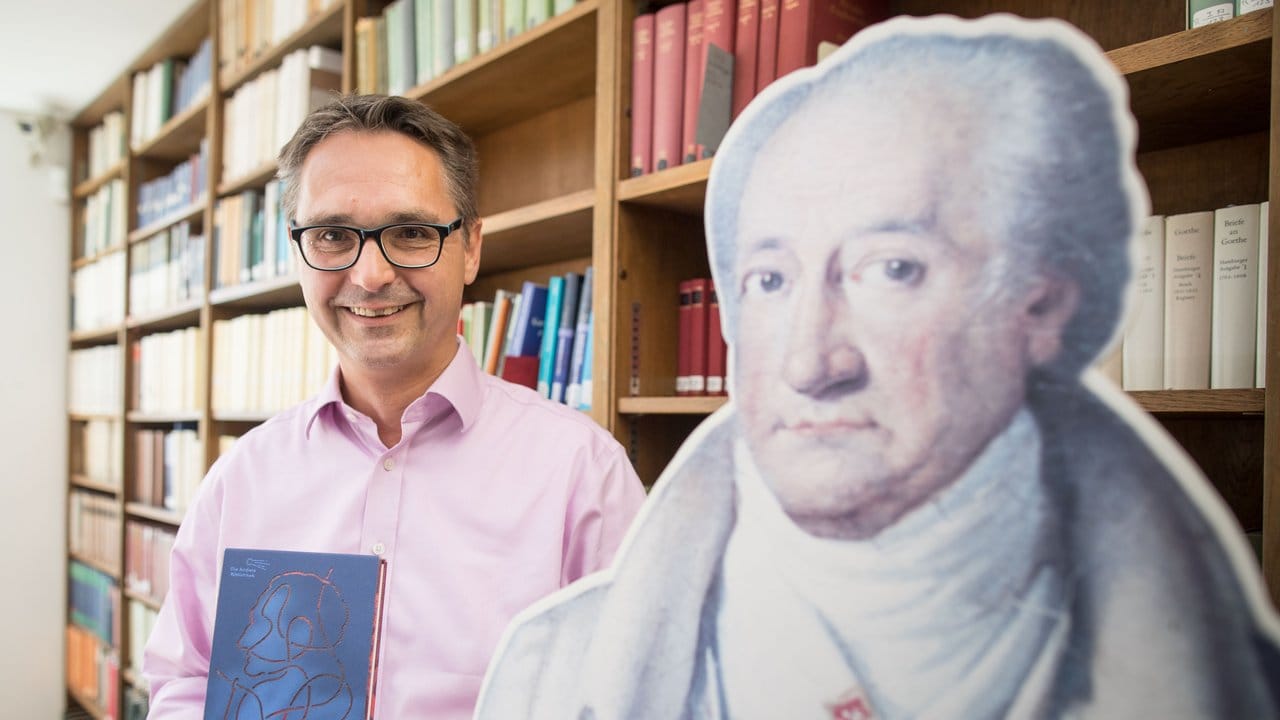 Joachim Senf, Leiter der Bibliothek des Freien Hochstifts im Frankfurter Goethehaus, schrieb mit am Buch "Monsieur Göthe - Goethes unbekannter Großvater". Joachim Senf, Leiter der Bibliothek des Freien Hochstifts im Frankfurter Goethehaus, schrieb mit am Buch "Monsieur Göthe - Goethes unbekannter Großvater".