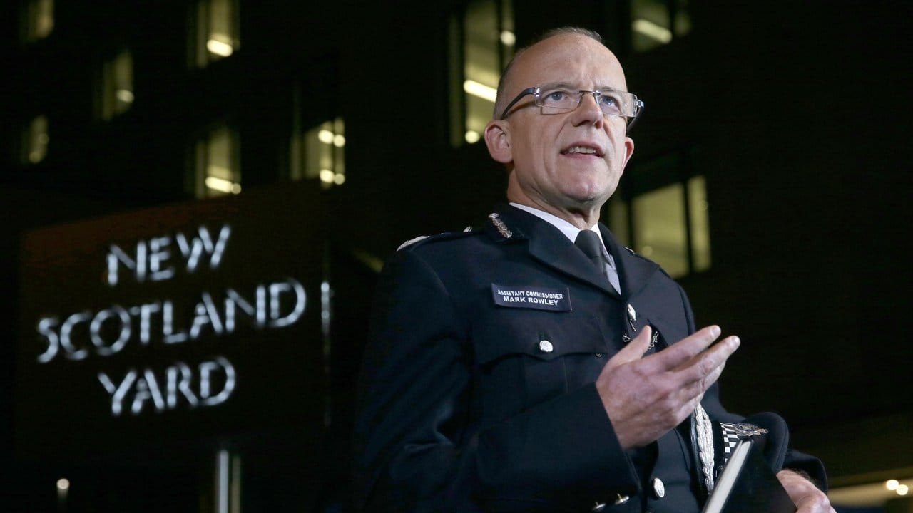 Assistant Commissioner Mark Rowley bei einer Pressekonferenz vor dem Gebäude von New Scotland Yard in London. Assistant Commissioner Mark Rowley bei einer Pressekonferenz vor dem Gebäude von New Scotland Yard in London.
