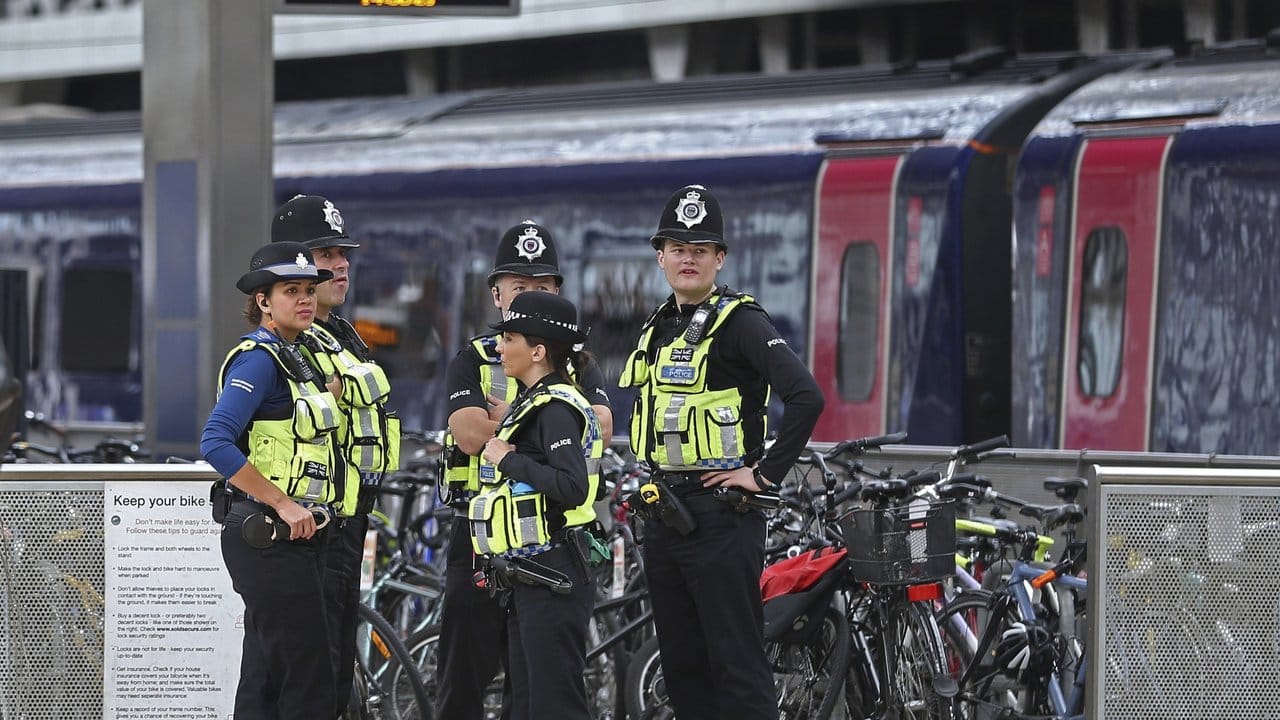 Polizisten am Paddington-Bahnhof in London. Polizisten am Paddington-Bahnhof in London.