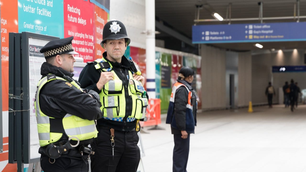 Polizisten bewachen die London Bridge Station. Polizisten bewachen die London Bridge Station.
