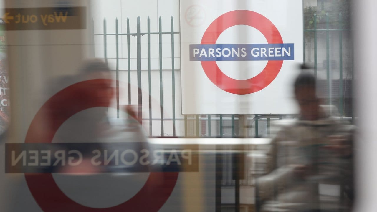 Ein Regionalzug passiert die U-Bahnstation Parsons Green in London. Ein Regionalzug passiert die U-Bahnstation Parsons Green in London.