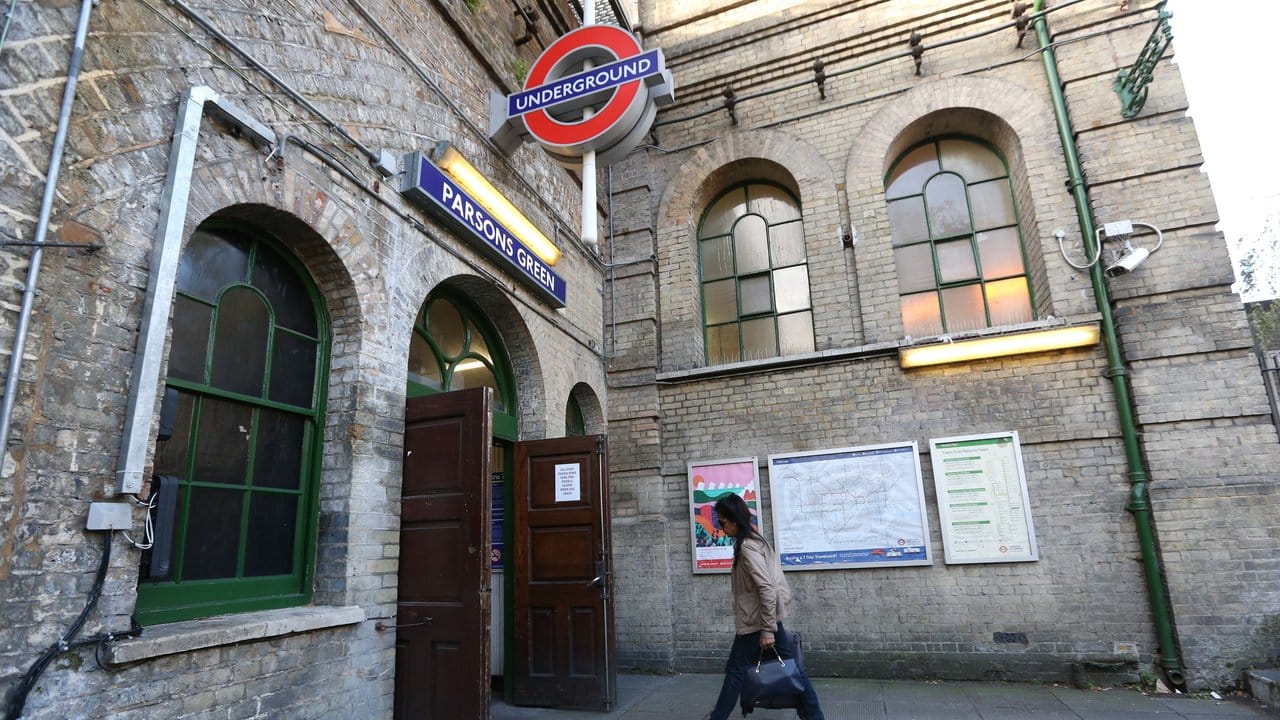 Eingang der U-Bahnstation Parsons Green in London: Großbritannien erhöht nach dem Bombenattentat in einer U-Bahn die Terrorwarnung für das Land auf die höchste Stufe. Eingang der U-Bahnstation Parsons Green in London: Großbritannien erhöht nach dem Bombenattentat in einer U-Bahn die Terrorwarnung für das Land auf die höchste Stufe.