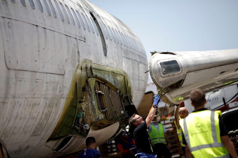 Deutsche Techniker von Lufthansa Technik demontieren die Boeing 737-200 "Landshut".