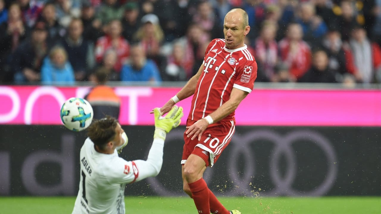 Arjen Robben hebt den Ball über Torwart Rene Adler hinweg ins Mainzer Netz.