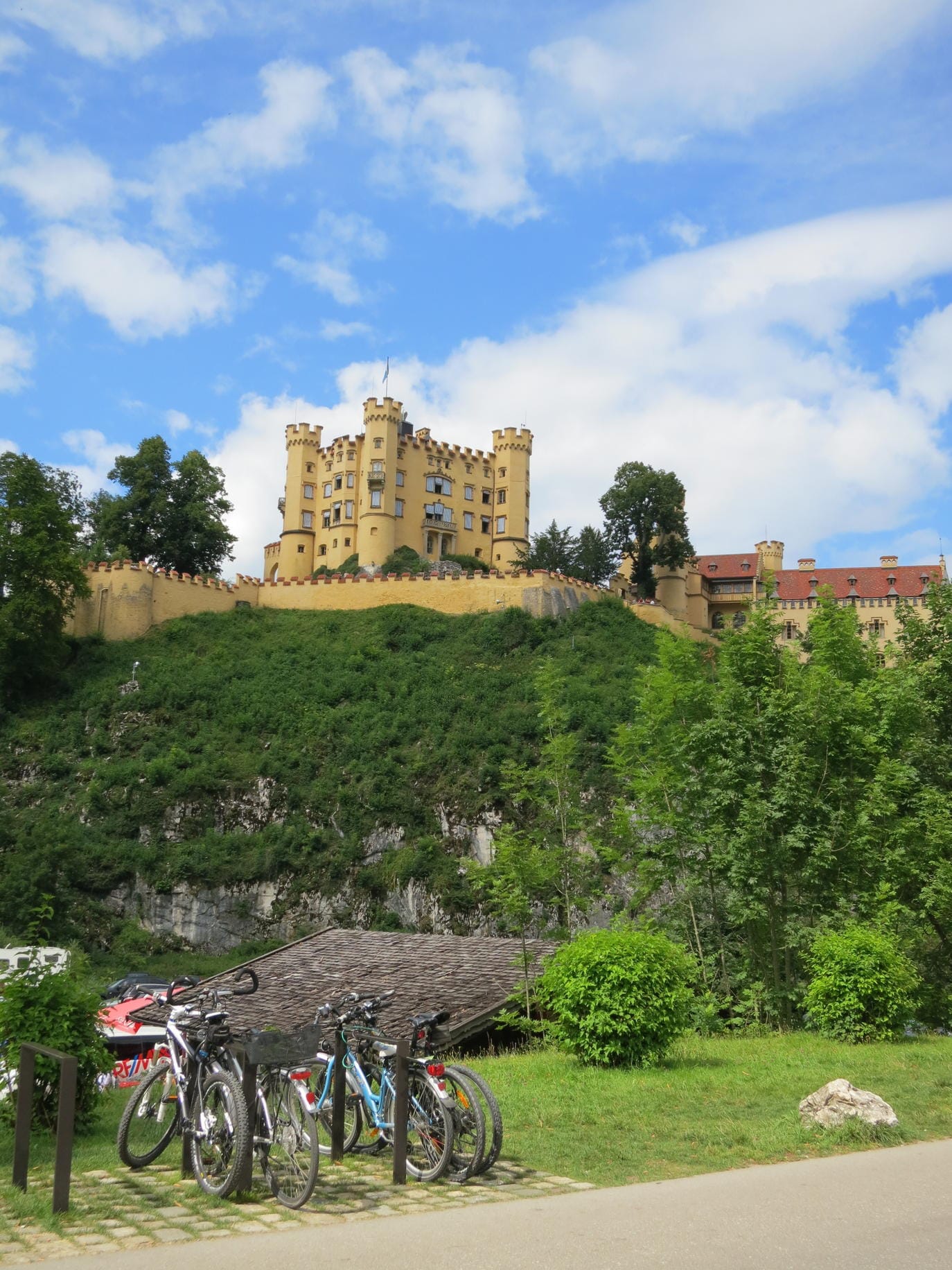 Das Schloss Hohenschwangau liegt direkt gegenüber von Schloss Neuschwanstein bei Füssen in Bayern und bietet einzigartige Blicke.