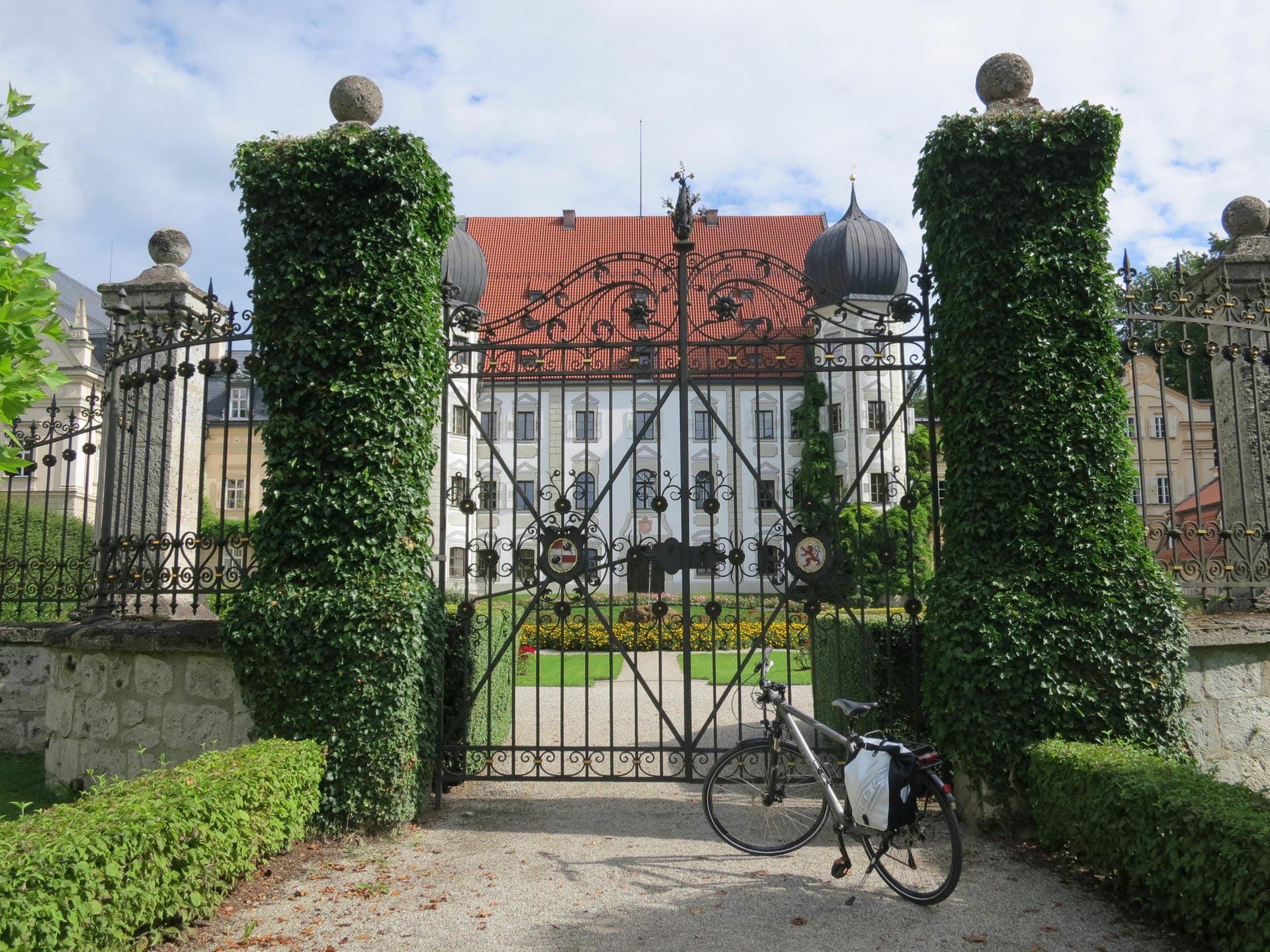 Die Alpenkulisse mit dem Wendelstein kann man vom Schloss Maxlrain aus genießen.