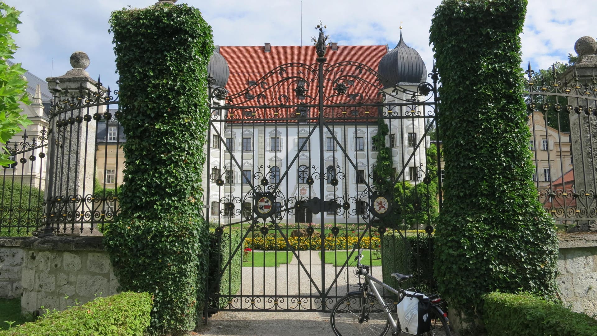 Die Alpenkulisse mit dem Wendelstein kann man vom Schloss Maxlrain aus genießen.