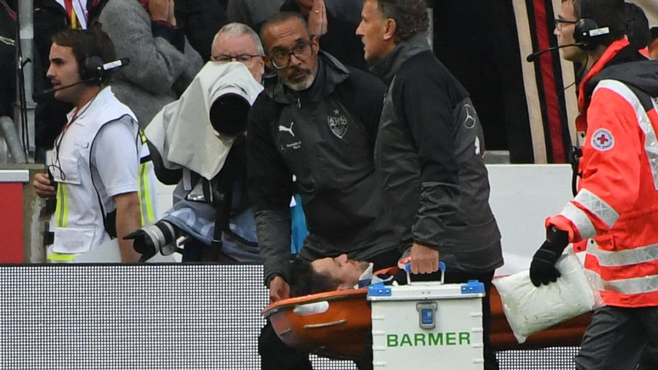 Christian Gentner hat sich nach einem Zusammenprall mit Wolfsburgs Torhüter Koen Casteels eine schwere Kopfverletzungen zugezogen.