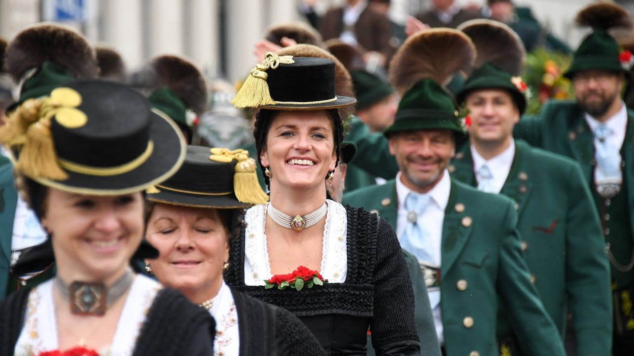 Es ist zwar etwas frisch in München, aber die Stimmung ist prima. Es ist zwar etwas frisch in München, aber die Stimmung ist prima.