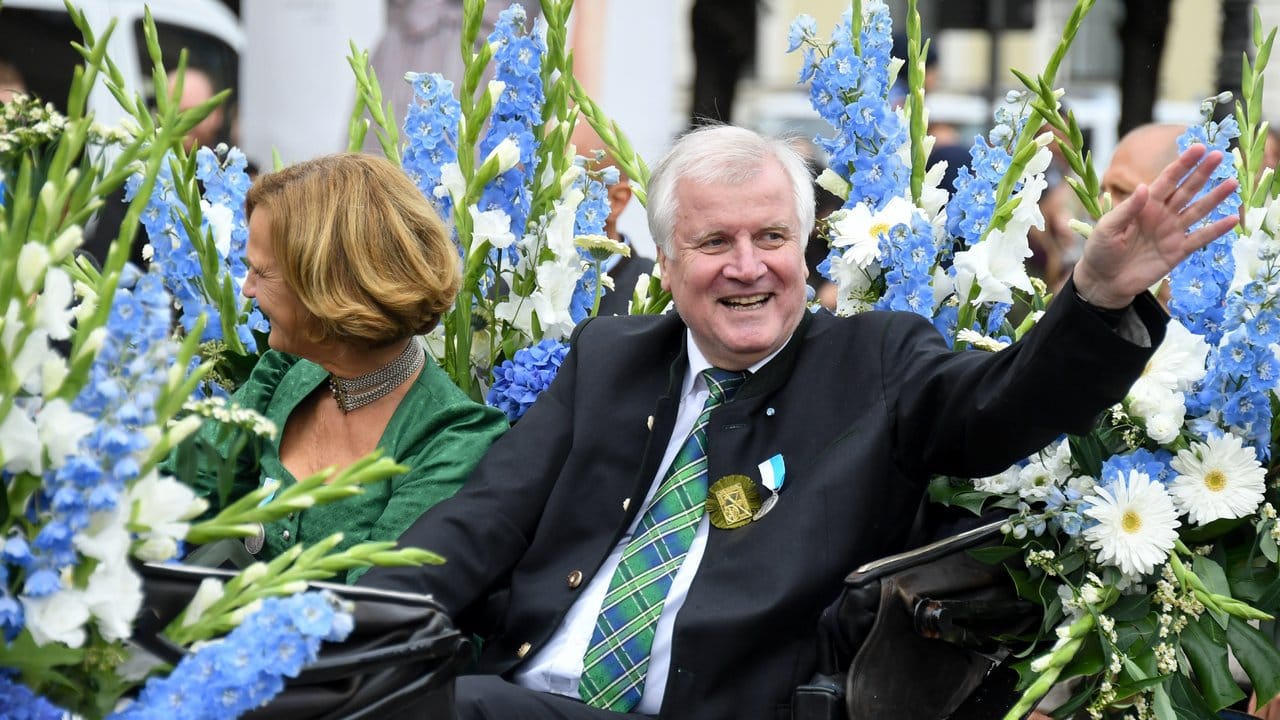 Die Kutsche von Ministerpräsident Horst Seehofer und seiner Frau Karin ist mit Gladiolen in den Landesfarben Weiß und Blau geschmückt. Die Kutsche von Ministerpräsident Horst Seehofer und seiner Frau Karin ist mit Gladiolen in den Landesfarben Weiß und Blau geschmückt.