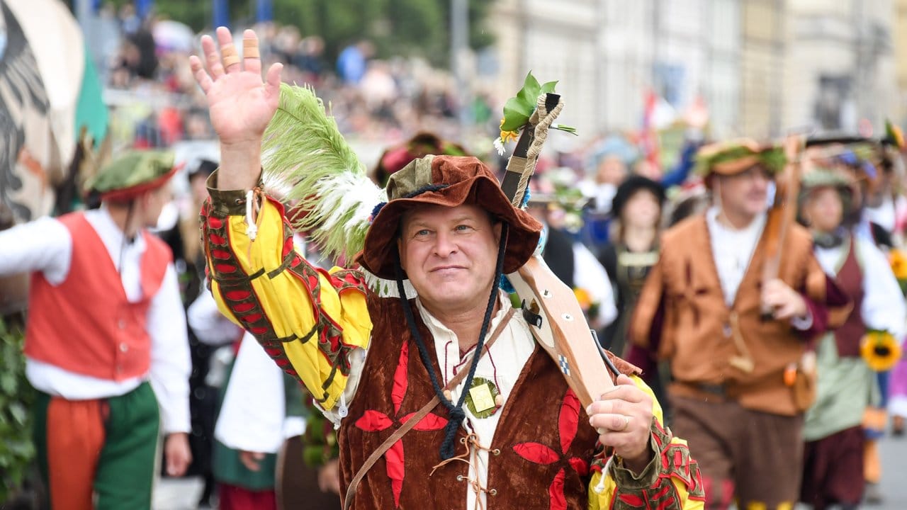 Trachtler mit mittelalterlichen Kostümen. Trachtler mit mittelalterlichen Kostümen.