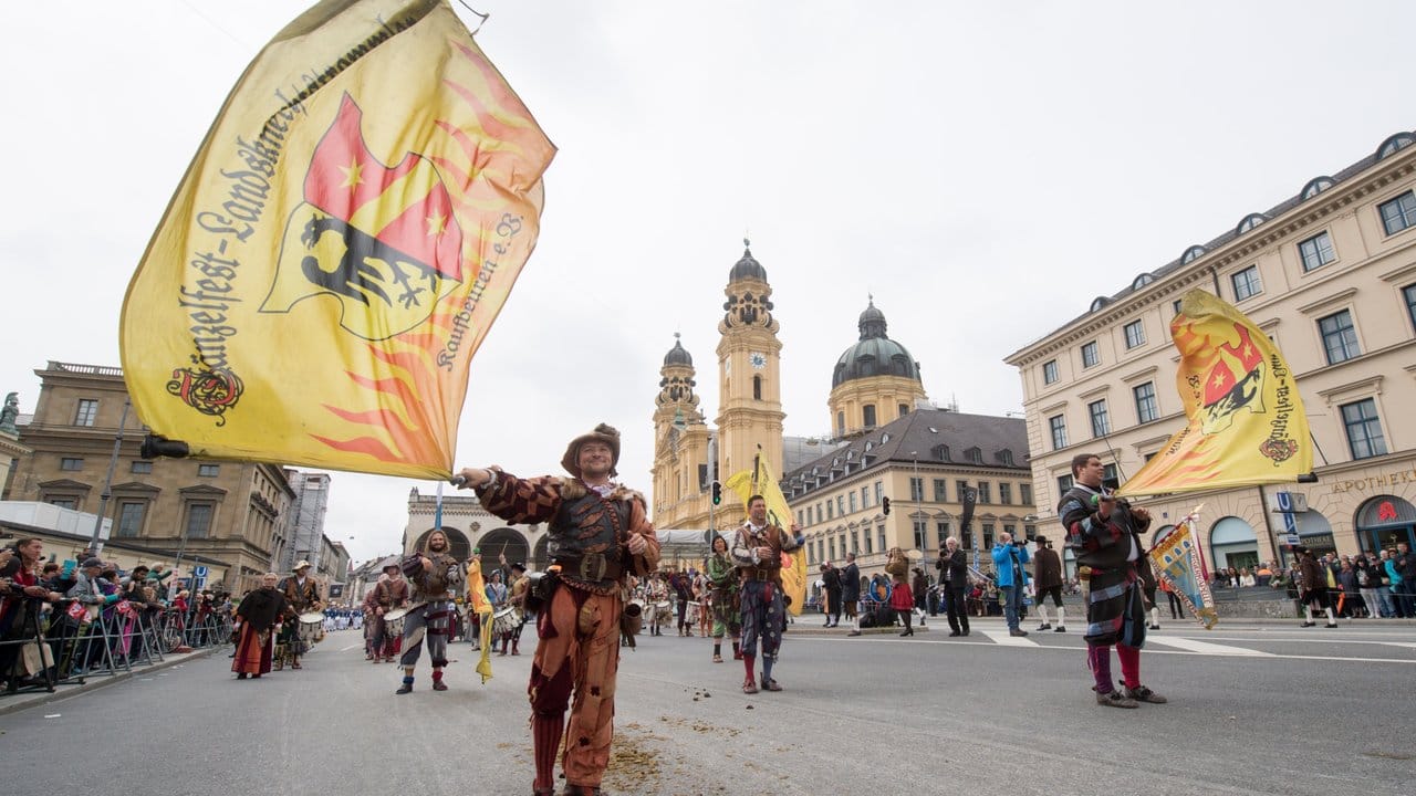 Die Fahnenschwenker brauchen Raum. Die Fahnenschwenker brauchen Raum.