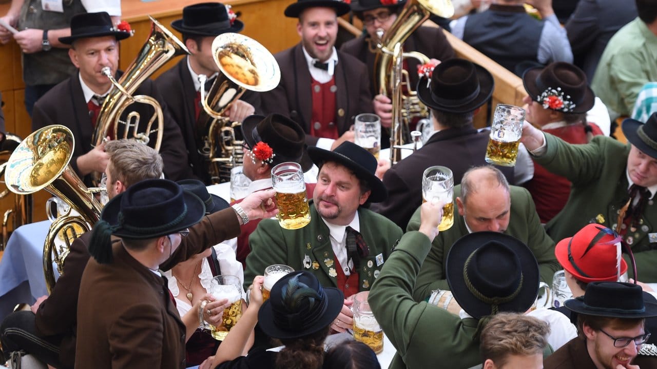 Nach dem Umzug gibt es erst einmal eine Stärkung. Nach dem Umzug gibt es erst einmal eine Stärkung.