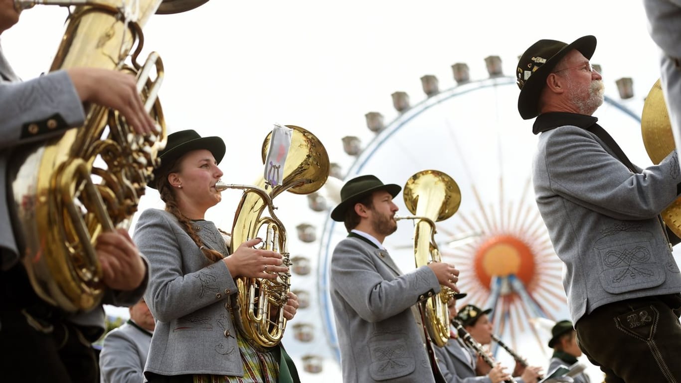 Der Trachtenumzug ist einer der Höhepunkte des Oktoberfestes.