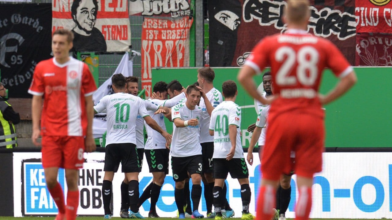 Die Spieler der SpVgg Greuther Fürth bejubeln den Führungstreffer gegen Fortuna Düsseldorf.