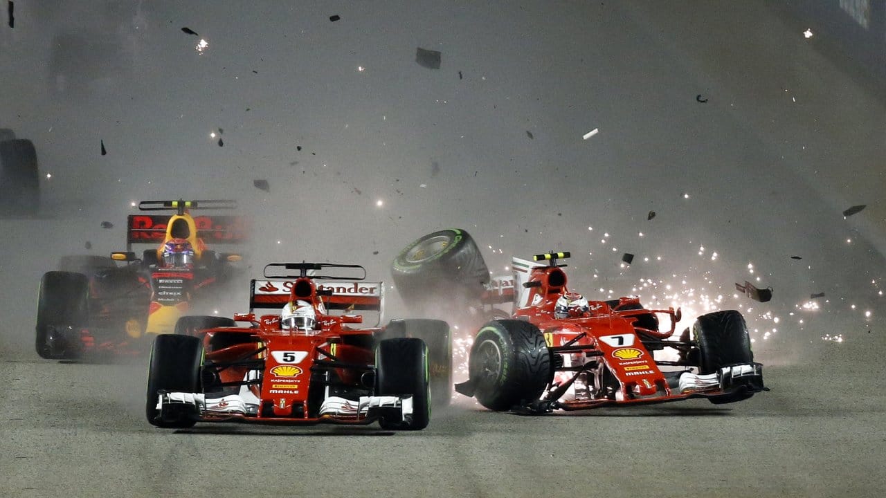 Ferrari-Pilot Kimi Räikkönen (r) kollidiert mit seinem Ferrari-Kollegen Sebastian Vettel.