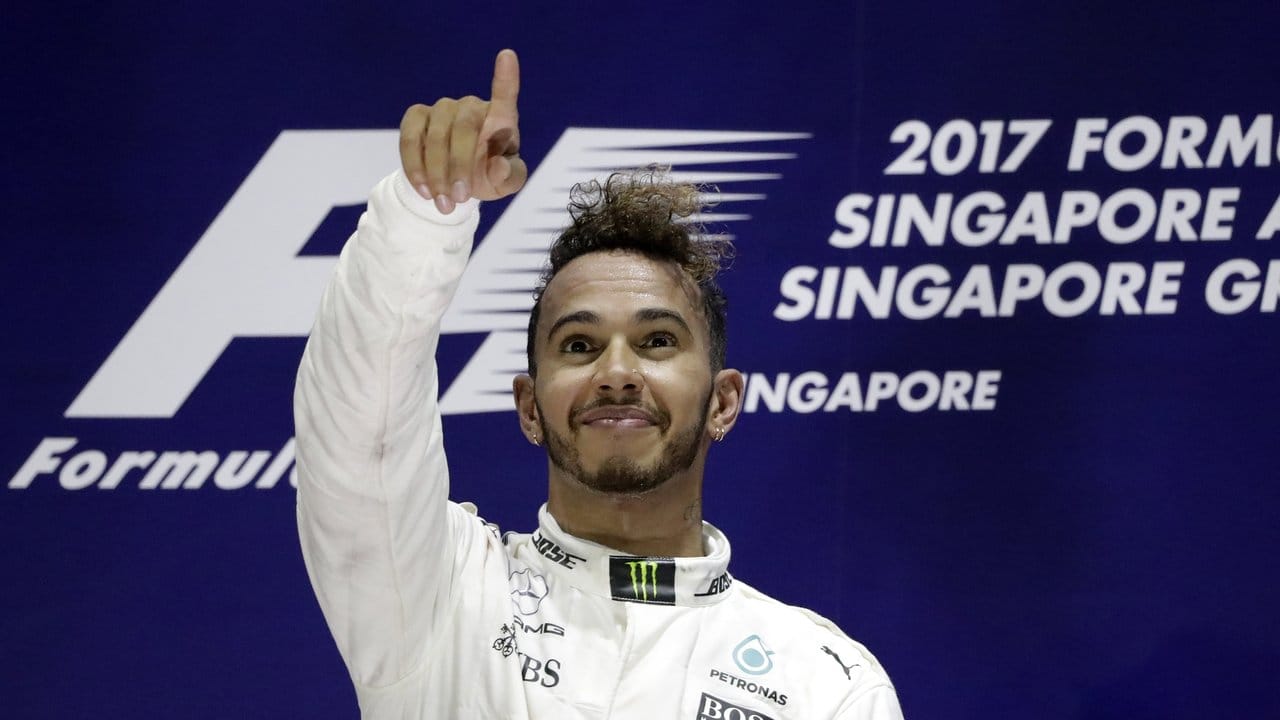 Mercedes-Pilot Lewis Hamilton bejubelt seinen Sieg beim Großen Preis von Singapur.